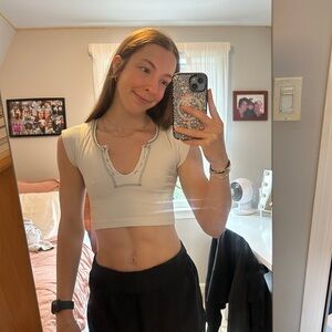 white urban outfitters women’s go for gold crop top🤍